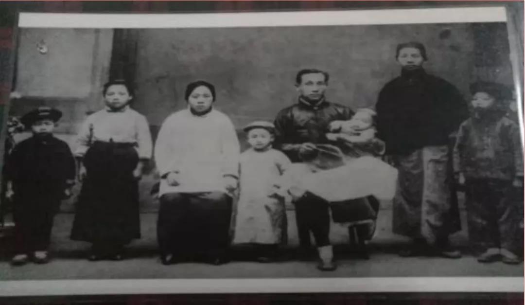 王右木在成都與家人合影.jpg