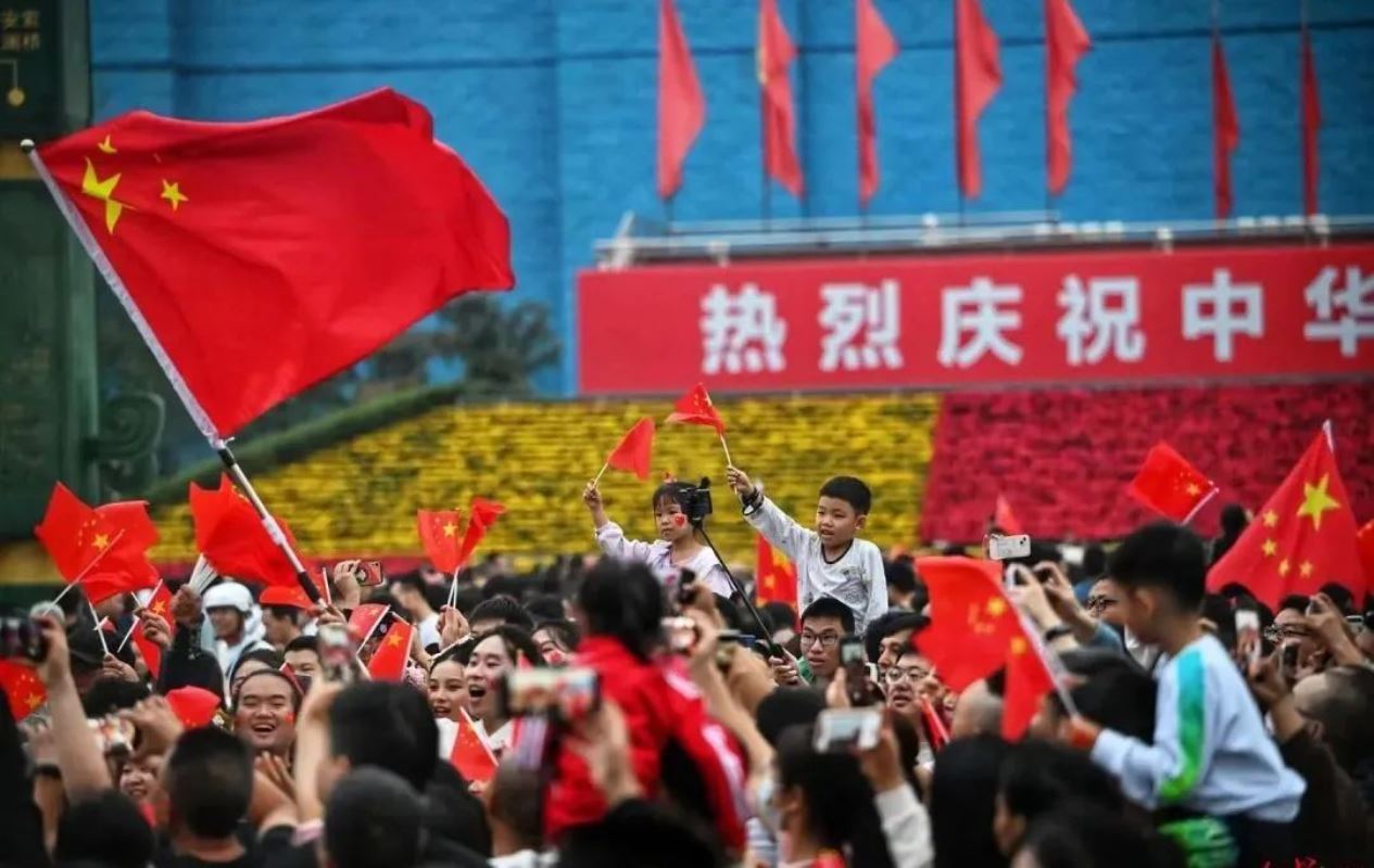 國(guó)慶節(jié)人們?cè)谔旄畯V場(chǎng)看升旗.jpg